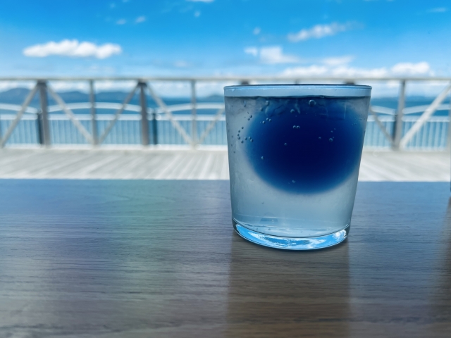 海とコップ